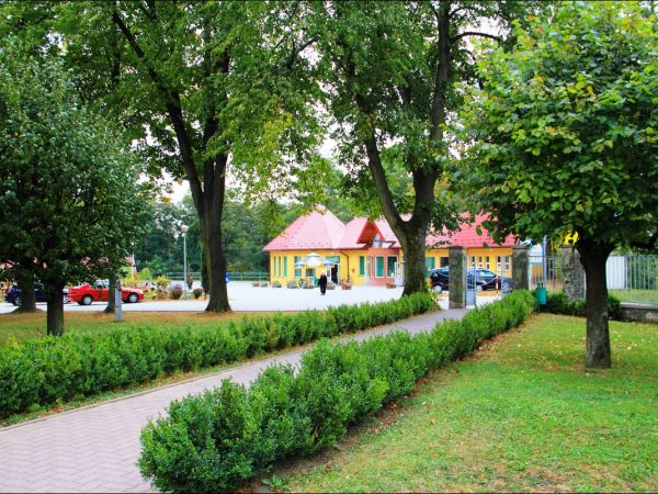 Klasztor Saletynów i Sanktuarium Matki Bożej z La Salette - Płaczącej  w Dębowcu  .  W kościele ukoronowana jest Matka Boża Saletyńska, która spełnia prośby lud