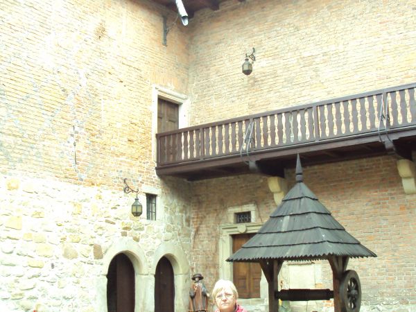 na dziedzińcu zamkowym - dalej wejścia do turmy - więzienia - tam narzędzia tortur, magazyn win - tam dzbanki, beczki, butle, kuchnia i spiżarnia z apteką zamko