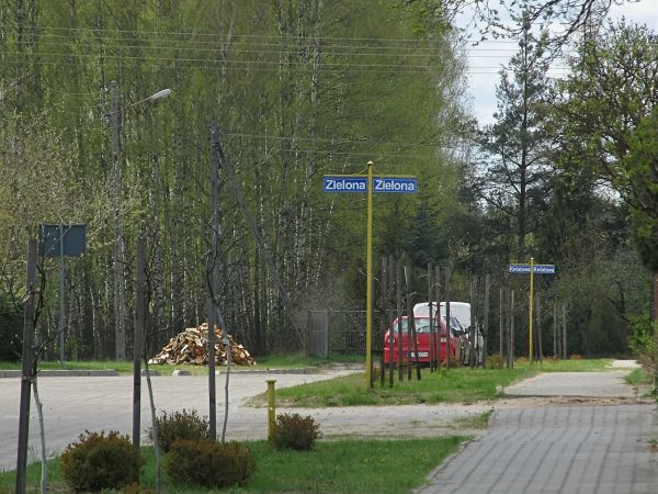 Ulica Słoneczna i skrzyżowania z Zieloną oraz w dali z Kwiatową