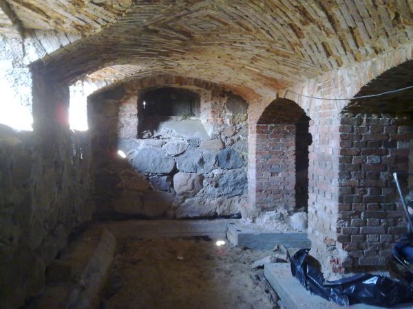 Zabytkowa piwnica w spichlerzu w Dyblinie. Sklepienie kolebkowe z lunetą. Stan 2011.