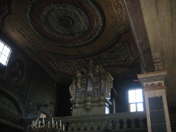 Organy i malowidła na suficie