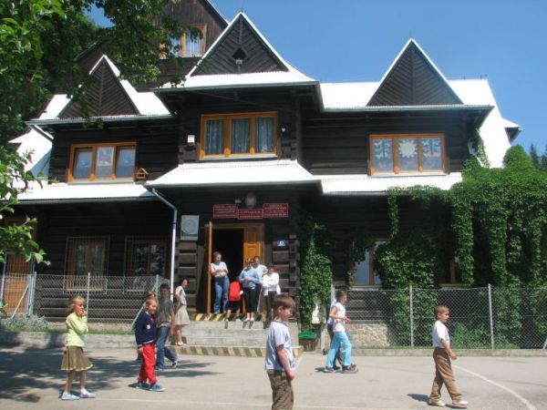 Budynek szkoły w Maruszynie Dolnej od strony południowej.