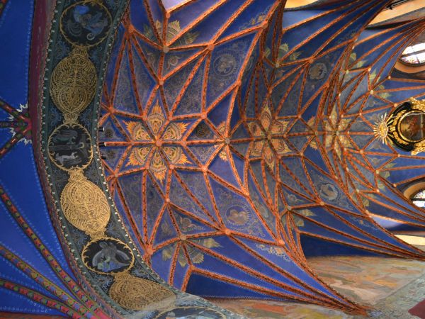 Sklepienie nad ołtarzem głównym.