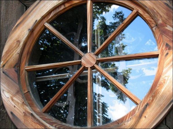 Kościół parafialny (7). Jedno z okien.