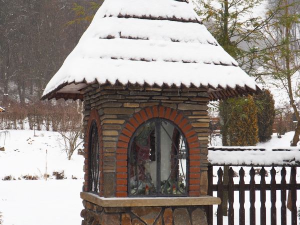 kapliczka nadbrzeżna - przy rzece San, z figurą św. Krzysztofa - patrona podróżujących, tu przedstawienie świętego w trakcie przekraczania brodu rzecznego - a j