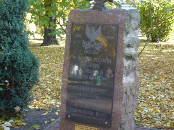 W parku obelisk święcony ofiarą II giej  wojny światowej.