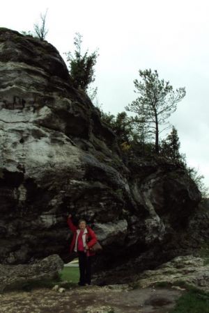 potężne bloki skalne - na podzamczu, jesteśmy na Szlaku Orlich Gniazd na Jurze Krakowsko - Częstochowskiej w Ojcowskim Parku Narodowym, przy temacie : zapraszam