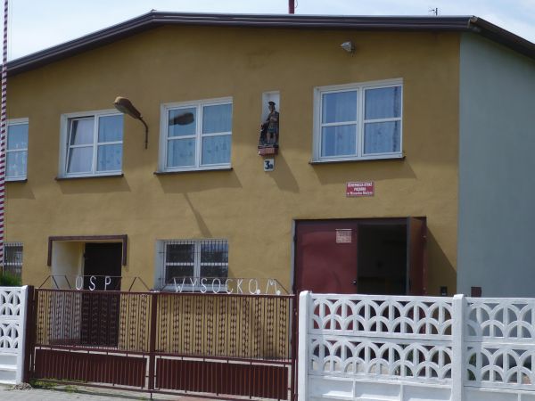 Do parafii Wysocko Wielkie należy wieś Wysocko Małe na 
zdjęciu dom OSP-Pożarnej z figurką św. Floriana.