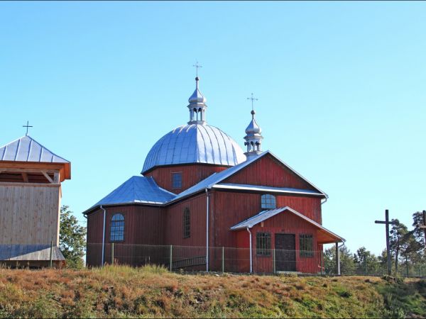 Dawna cerkiew greckokatolicka pw. św. Dymitra Męczennika, wzniesiona w 1904 r. w miejscu poprzedniej; po 1946 r. kaplica rzymskokatolicka pw. św. Wawrzyńca.