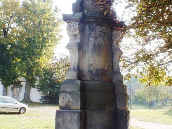 N placu przed kościołem figura Jana Nepomucena /Czesi tu byli?