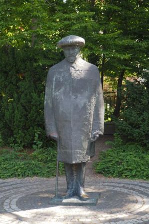 pomnik Ludwika Krzywickiego - wielkiego płocczanina, uczonego, historyka i socjologa, żył w latach 1859 - 1941.