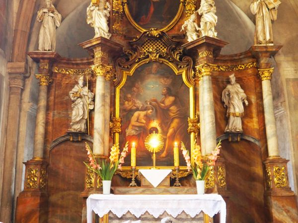 kaplica św. Jana, gdzie znajduje się symboliczny grób św. Jadwigi Śląskiej - Świętej Księżnej, pochodziła ze znamienitego rodu bawarskich hrabiów Andechs, przys