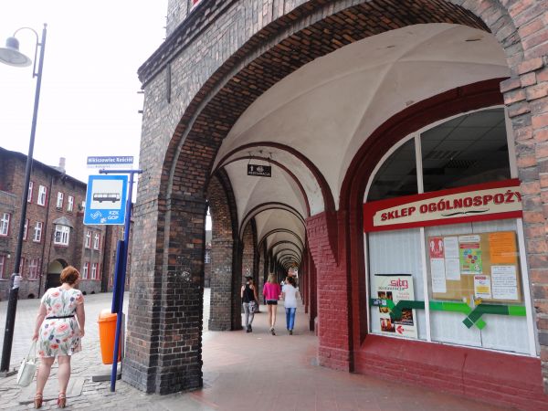 NIKISZOWIEC-wszystkie części przedstawione na fotografiach(nie są to wszystkie budynki) tworzą jedną całość.Cał NIKISZOWIEC to zabytek.