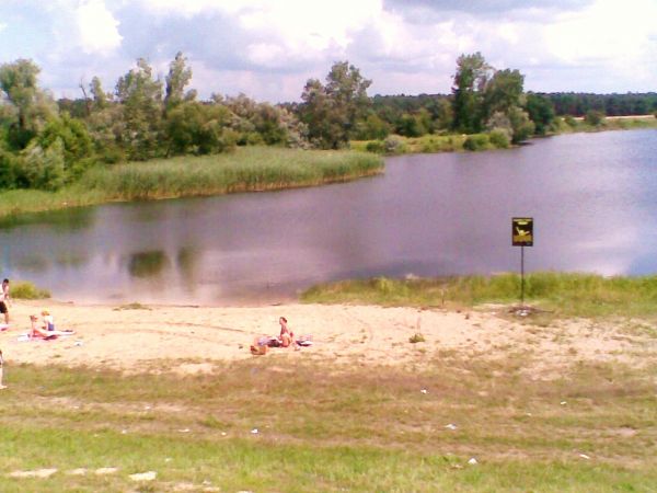 Kępa Polska. Dzika plaża przy akwenie.