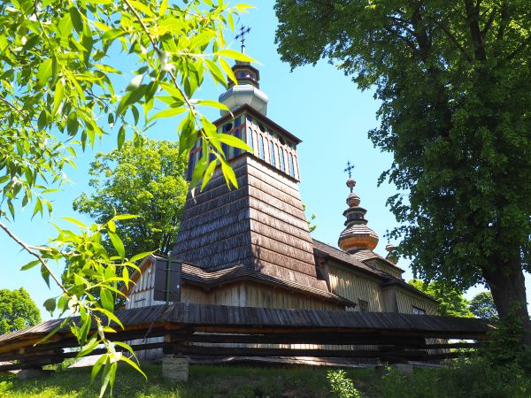 cerkiew orientowana, usytuowana na niewielkim wzniesieniu, całe założenie cerkiewne wyznacza ogrodzenie z dyli, nakryte fartuchem z gontów, od strony północy w