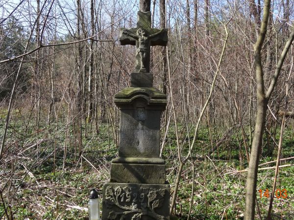 na cmentarzu wyznawców obrządku grecko-katolickiego, do czasu wysiedleń - mieszkańców tej wsi - duży płat barwinka stanowi poszycie leśne, cmentarne.