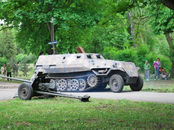 Niemiecki transporteter na Bulwarach Chatellerault- inscenizacja PRZEPRAWA 1945,maj 2011r.