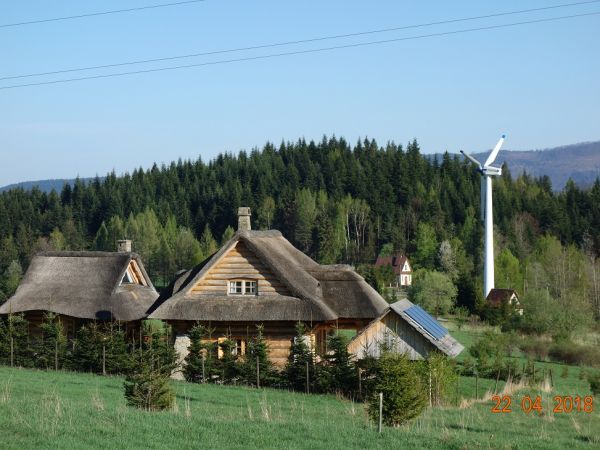Zawoja Przysłop. :Beskidzka Osada" oraz eletkorwnia wiatrowa.
