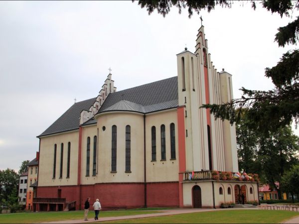 Klasztor Saletynów i Sanktuarium Matki Bożej z La Salette - Płaczącej  w Dębowcu  .  W kościele ukoronowana jest Matka Boża Saletyńska, która spełnia prośby lud