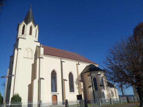 kościół wznoszono w latach 80-tych XIXw. a wcześniej podczas zim bo ziemia twarda, zmarznięta - z kamieniołomu w Przybyszowie - jest galeria i zapraszam - bloki