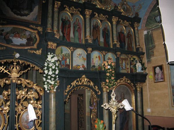 Ikonostas z 1908r., architektoniczny, carskie wrota - ażurowe, z motywem winnej latorośli i dwunastoma tondami z wizerunkami proroków.