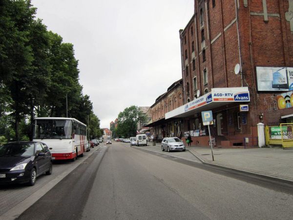 Kętrzyn-po prawej stare,zabytkowe budynki ul. Dworcowej-dawne magazyny zbożowe 2012-06-22