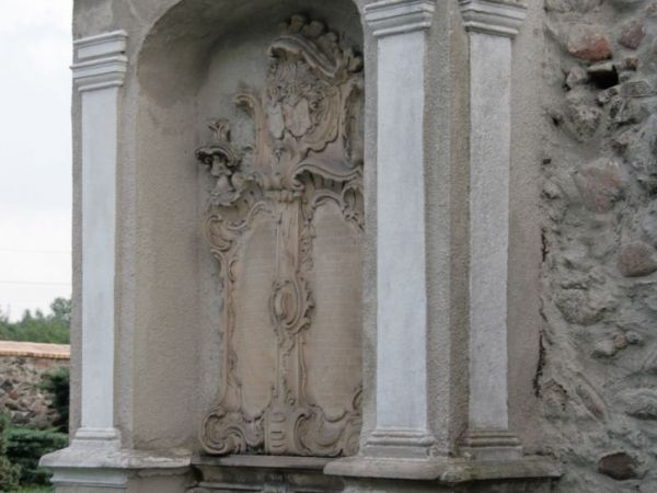 NAGROBEK NA ŚCIANIE ZEWNĘTRZNEJ KOŚCIOŁA