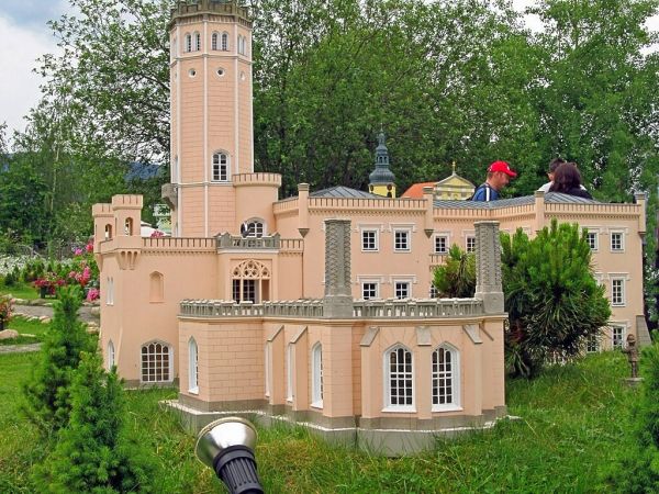 KOWARY - Park Miniatur Zabytków Dolnego Śląska - Pałac w Mysłakowicach wybudowany został w największej wsi Kotliny Jeleniogórskiej, na życzenie króla Prus w XIX