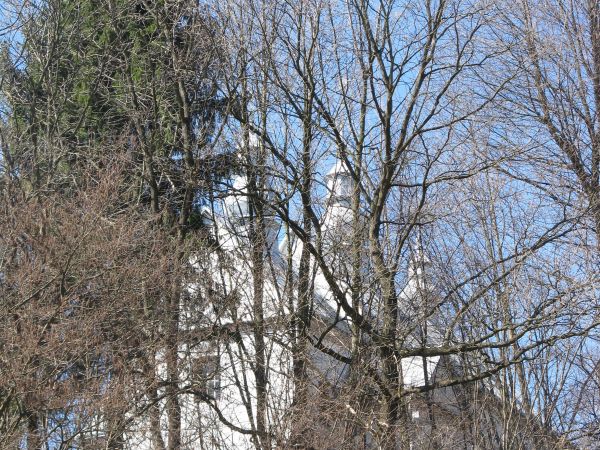 Cerkiew wyznawców prawosławia na zalesionym wzgórzu od drogi z Hoczwi po lewej a sama wieś też bogatą ma historię, wymieniana już była w XIV wieku i jej Zasadźc