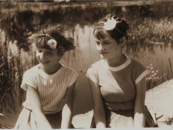 Przy stawach należących kiedyś do Jana Oleksego Krystyna i Danuta Maślanka Strzelce Wielkie lata 60.