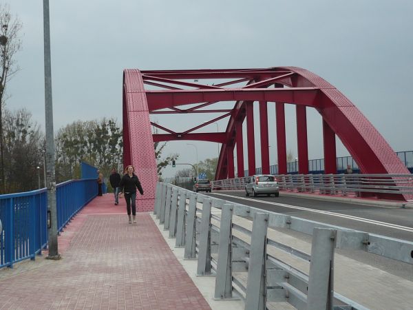 Przybyły barierki odgradzające ścieżkę rowerową.