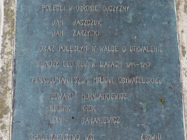 tablica na pomniku / obelisku - w bliskim sąsiedztwie : czytelne bo wieniec starych drzew - miejsce po dworze, po wyzwoleniu w sierpniu 1944r. Rosjanie założyli