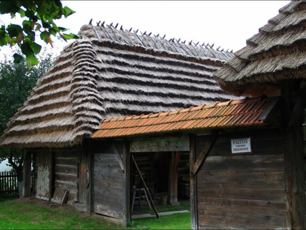 Skansen wsi w Markowej -Chałupa kmieca konstrukcji przysłupowej z 1874 r
