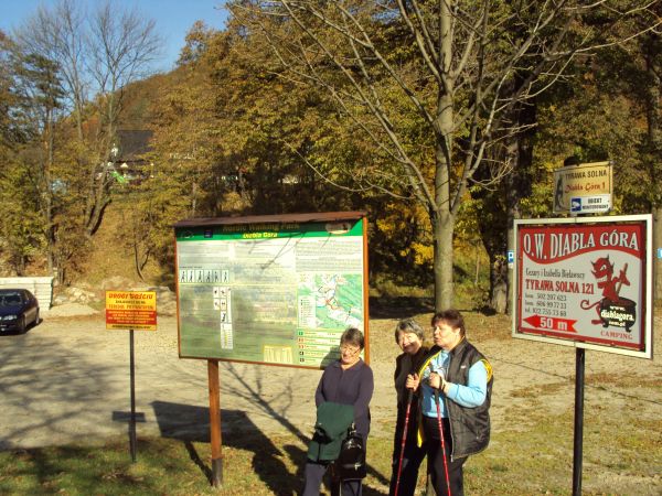 przed / obok : witacze - parking przy kładce nad Potokiem Tyrawskim - domki dla letników, urlopowiczów - kajakarzy.