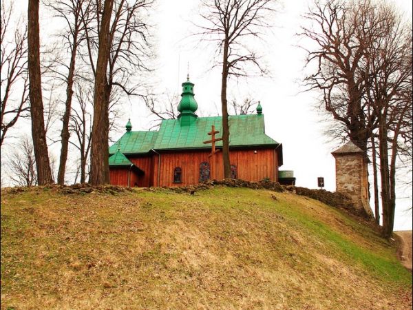 Cerkiew greckokatolicka p.w. Soboru Bogarodzicy w Hłomczy , zbudowana w 1859 r. Obok cerkwi wzniesiono w tym samym czasie dzwonnicę murowaną, w której wiszą trz