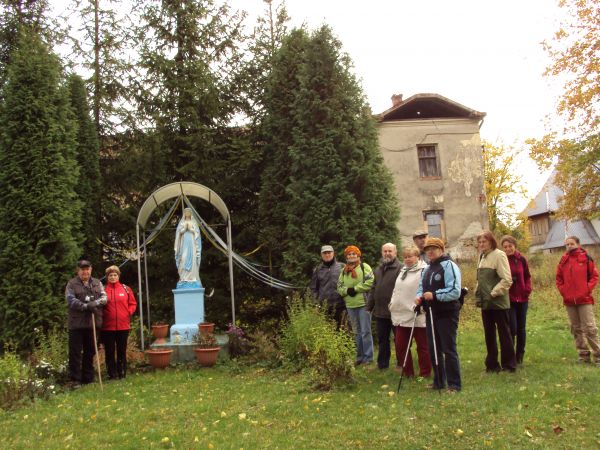 przed: dwór obronny Herburtów, wzniesiony w II poł. XVI w. w typie kasztelu z basztami alkierzowymi. Spalony w 1830r. i odbudowany. Po II w.św. przebudowany, mi
