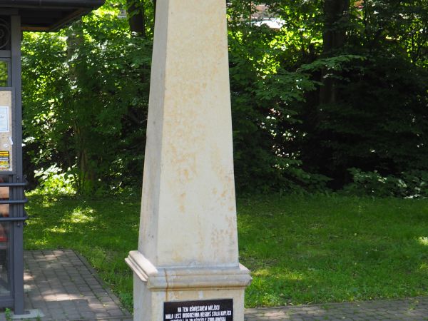 obelisk upamiętnia miejsce poświęcone - tu wzniesiono kaplicę zdrojową, później kościółek filialny - często bywało, że msze święte odprawiał ksiądz będący na tu