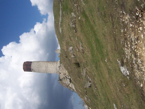 Zamek Olsztyn wzniesiony został na miejscu wczesnośredniowiecznego grodu, rozbudowany w latach 1349-59 z inicjatywy Kazimierza Wielkiego, dla obrony pogranicza
