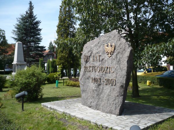 Głaz upamiętniający 600-lecie Przygodzic w głębi Pomnik
powstańców.