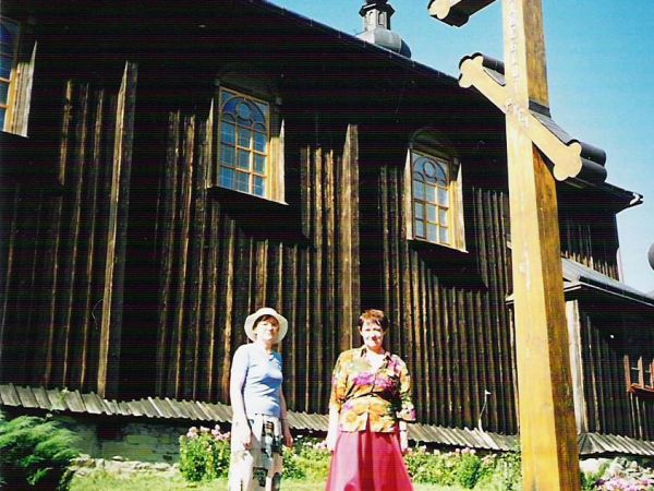 przed/obok: cerkiew greckokatolicka z 1837r. z odnowionym ikonostasem i polichromią wnętrza. Od 1961r. świątynia jest czynną cerkwią prawosławną pw. Spotkania P