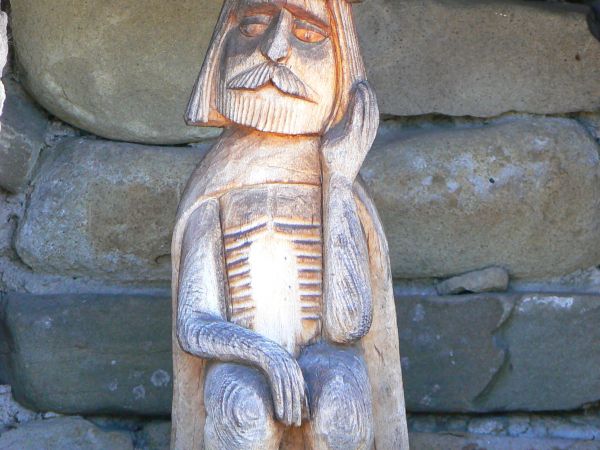 Frasobliwy przed cerkwią.