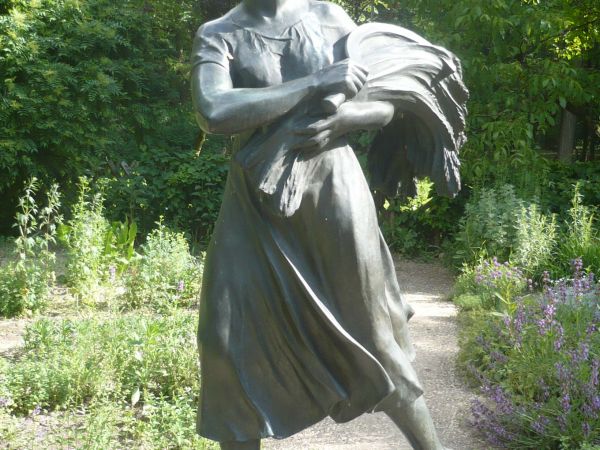 Postać Żniwiarki  z 1930 r dłuta Stanisława Stefana Jackowskiego.