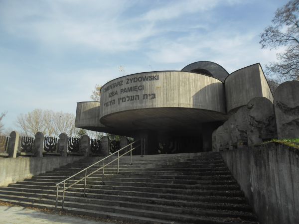 Izba Pamięci na cmentarzu Żydowskim.