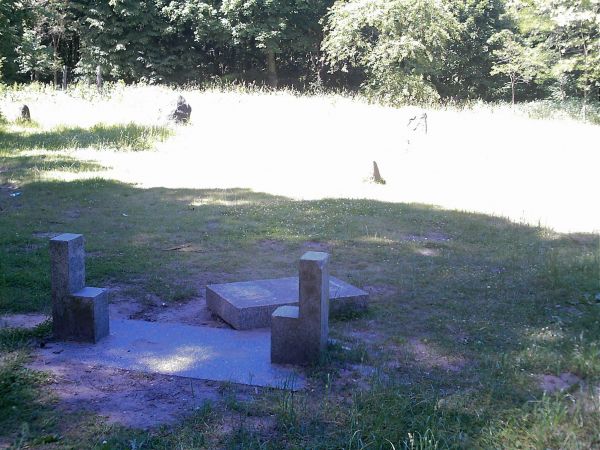 Kamienne Kręgi w parku im. B.Chrobrego.
Jeden zaplanował,ktoś inny włożył pracę w wykonanie a jeszcze inny (wandal be mózgowy0 zniszczył i tak już leży ok.roku