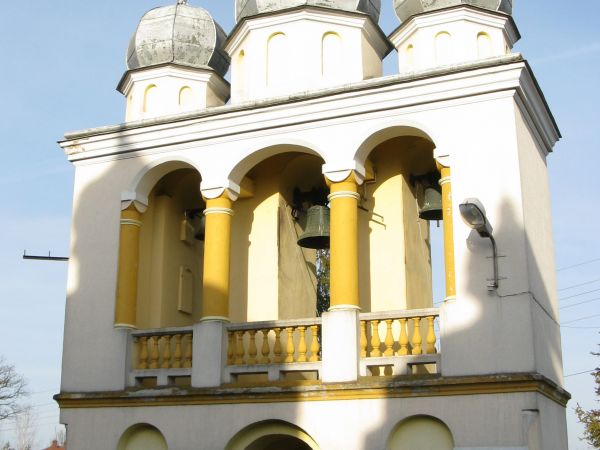 przed dzwonnicą: rzeźba św. Andrzeja - wzmiankowanej w 1872r. /ze zburzonej bramki cmentarnej/. Świerad - Andrzej pochodził z południowej Polski, gdzie już pod