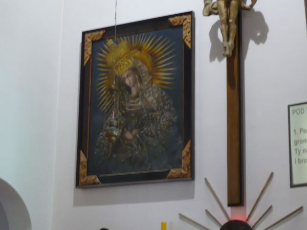 Główny ołtarz kościoła,ciekawostką jest obraz Matki Bożej
Ostrabrmskiej jest to praca dyplomowa studenta ASP,żaden kościół
nie chciał umieścić tak dużych rozm