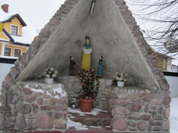 Grota przy kościele