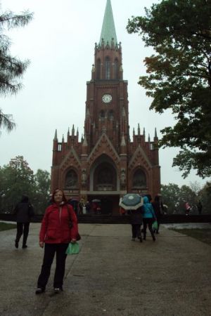 Kalwaria Piekarska - pośród obiektów sakralnych, na alei przed kościołem pw. Zmartwychwstania Pańskiego, pierwszą mszę świętą w tym kościele celebrował w dniu 2