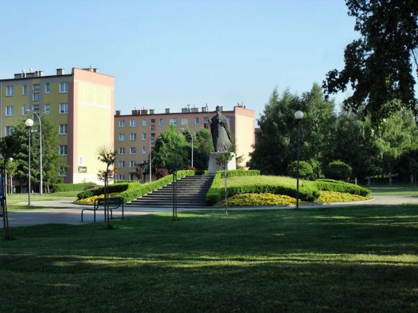 Figura św. Wojciecha, Patrona stojącego obok kościoła