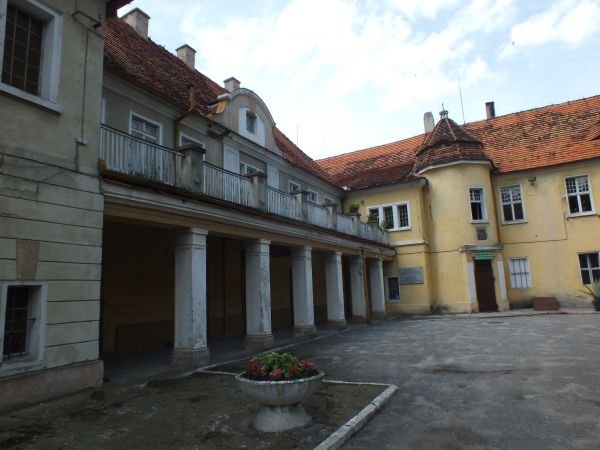 dziedziniec pałacowy . przed sekularyzacja był to klasztor Joanitów a za czasów Henryka Brodatego byli tu Templariusze